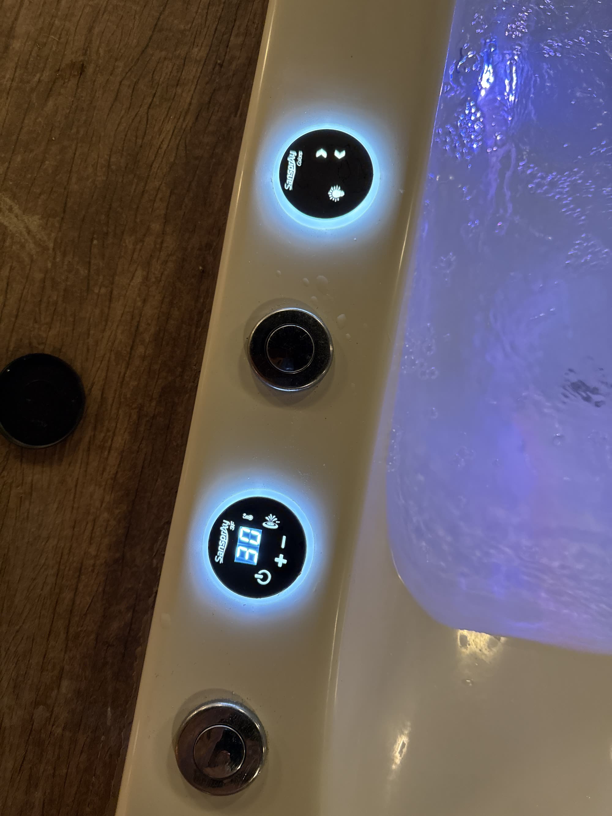 Painel iluminado da jacuzzi durante a noite