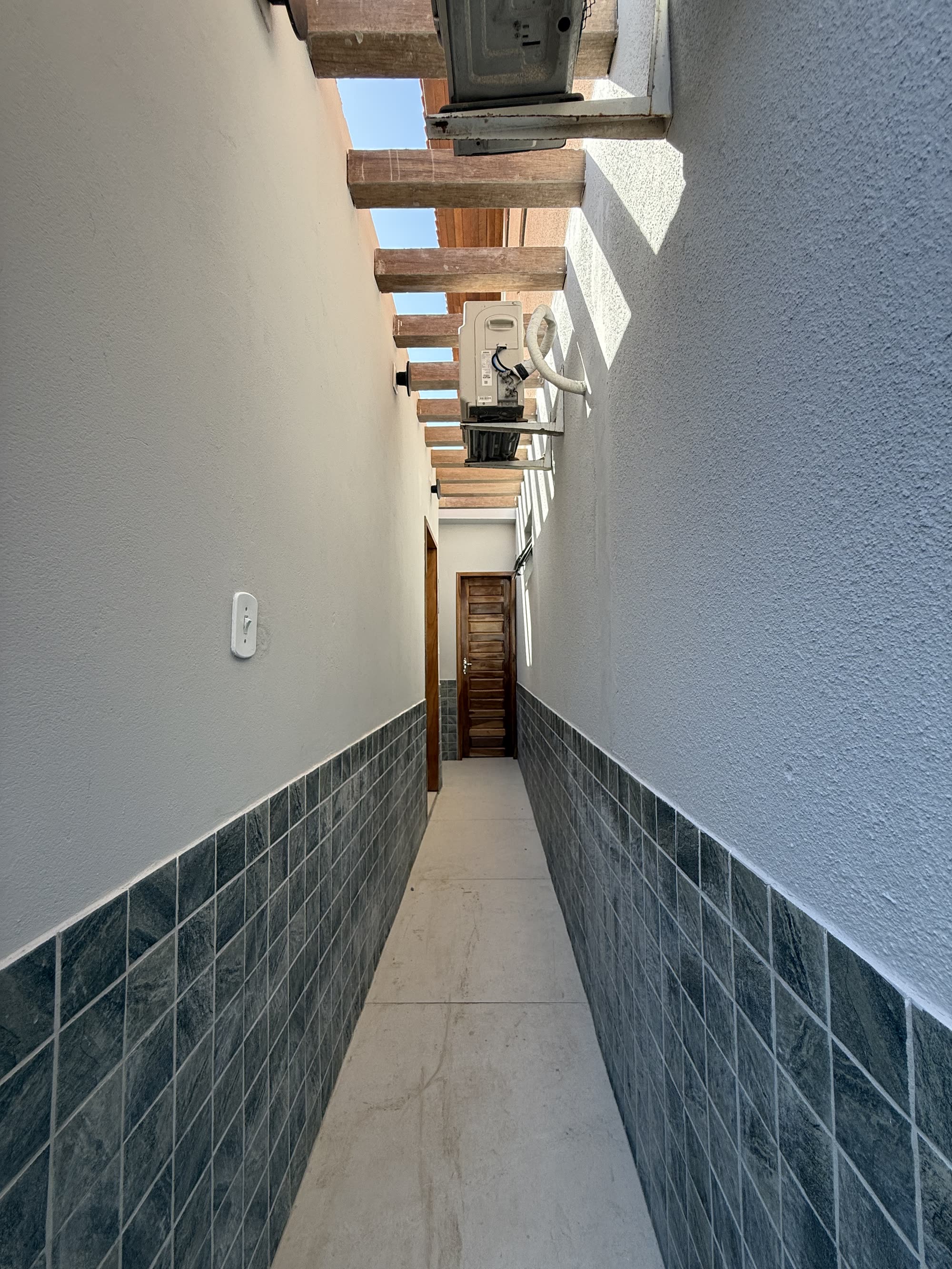 Deck externo com pergolado de madeira